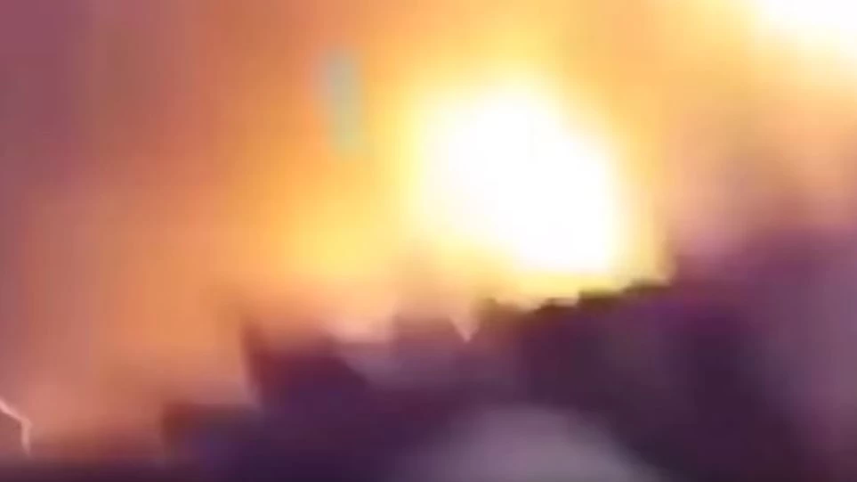 Η σοκαριστική στιγμή της επίθεσης του βομβιστή αυτοκτονίας στην Καμπούλ – Στους 55 οι νεκροί (βίντεο)